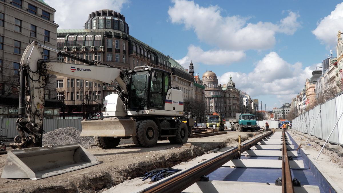 Koleje okolo sochy, nové výstupy z metra. Proměna pražského Václavského náměstí postoupila