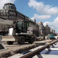 Koleje jsou již k vidění také před Palácem Luxor. 