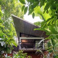 Betonová střecha má šikovnou akumulační funkci. Přes den teplo zachytí a v noci jej pomalu uvolňuje.