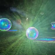 Snová motýlí louka s velkými barevnými květinami i duhovými bublinami nedaleko kostela U Ježíška