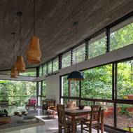 Architekti navrhli dům tak, aby jím vzduch mohl volně proudit.