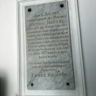 Pamětní deska připomínající zásluhy a roli Antona Nittela u počátků nejstarší starokatolické obce u nás