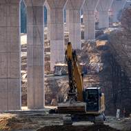 ŘSD plánuje, že dálnice povede až do Dolního Dvořiště, kde se má v budoucnu napojit na rakouskou síť. Na druhé straně hranice se ale zatím nestaví. 