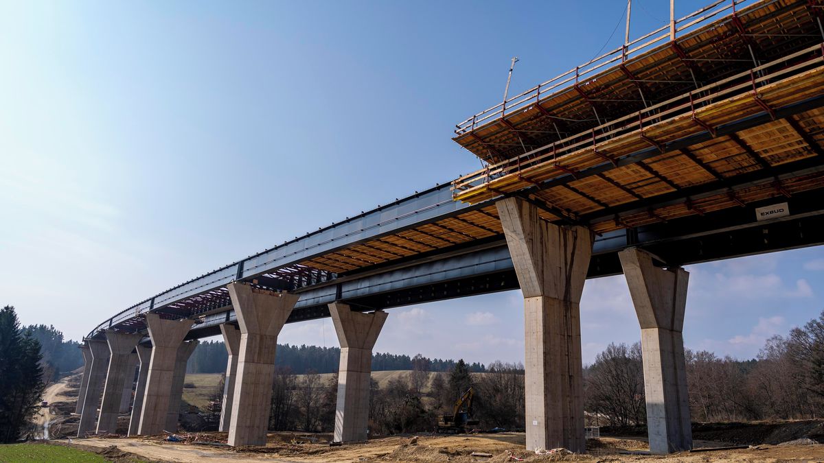 FOTO: Dálnice D3 se po nových mostech blíží k hranici s Rakouskem