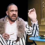 Jiří Hána jako Elyot v inscenaci Soukromé životy v Divadle Bez zábradlí