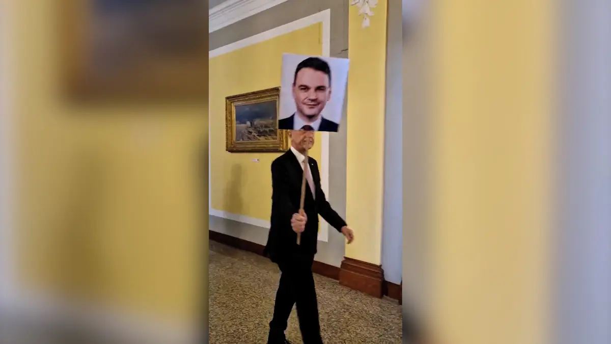 Macinkova hlava na tyči. Babiš předvedl nečekanou rekvizitu