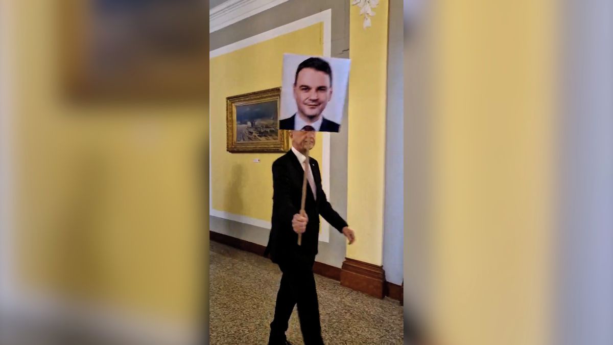 Macinkova hlava na tyči. Babiš předvedl nečekanou rekvizitu