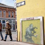 Kameramana a květinu umístil Banksy tematicky do Park City v americkém Utahu, dějišti festivalu Sundance.