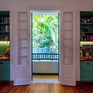 Zelená barva se propsala i do interiéru, v tomto pokoji ve světlé verzi.