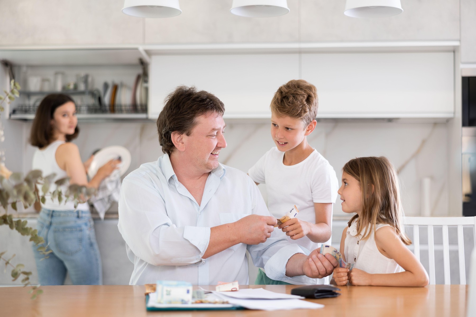 Dostatečná částka pro start potomků do života je 200 tisíc korun, myslí si rodiče