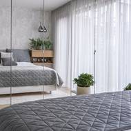 Zrcadlové skříně jsou nejenom v předsíni, ale také v hlavní ložnici.