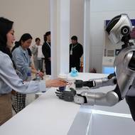 Nejnovější roboti se předvedli na veletrhu v Pekingu. Model Kuavo 5W společnosti Leju připravoval a servíroval kávu.