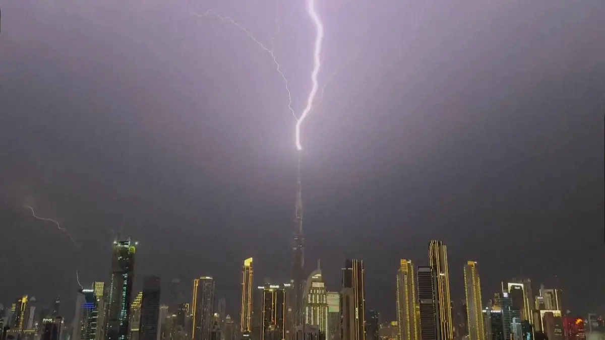 Jako by nestačila válka. Perský záliv zasáhly silné bouřky, smršť blesků i tornádo