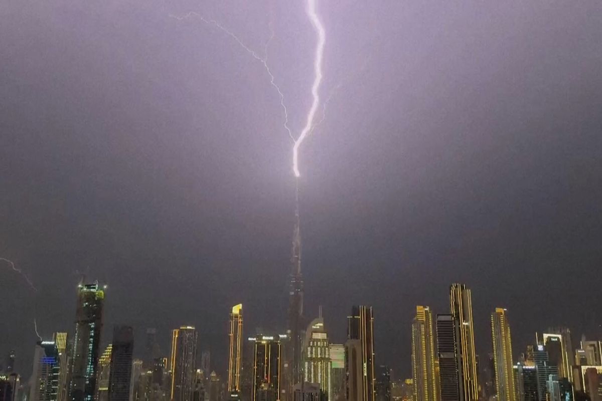 Jako by nestačila válka. Perský záliv zasáhly silné bouřky, smršť blesků i tornádo