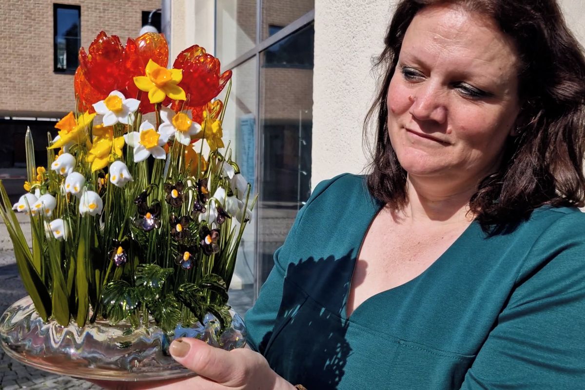 Jarní květiny z ohně nikdy nezvadnou. Pod rukama sklářky vykvétají celé louky