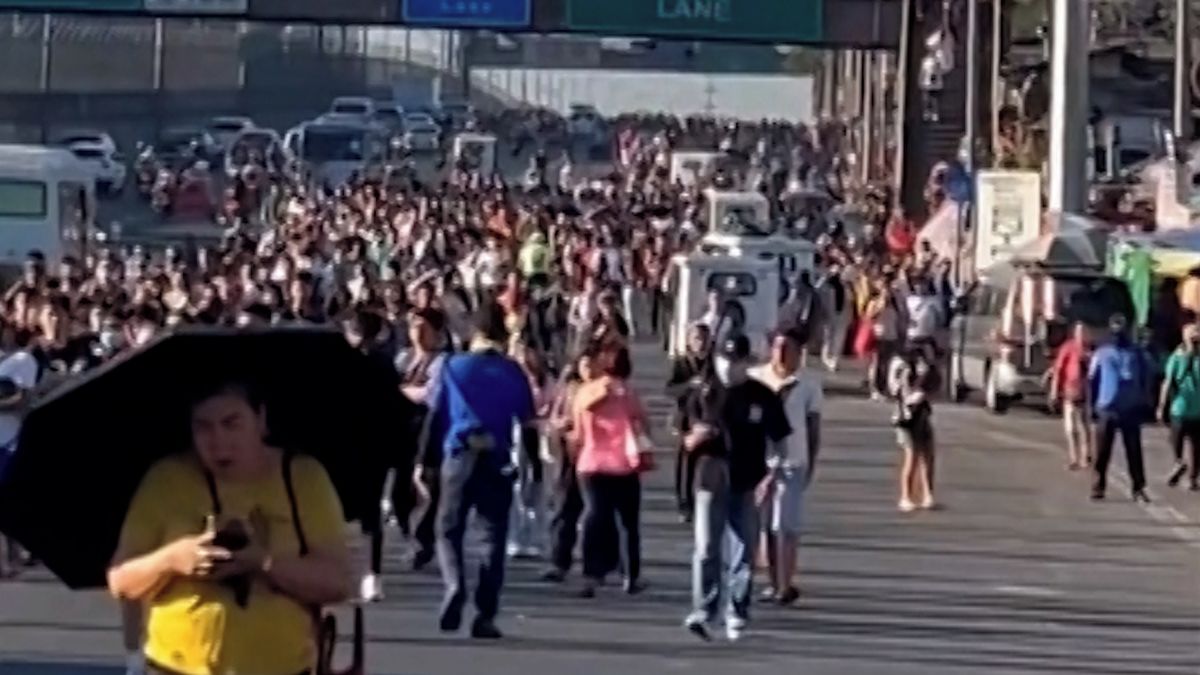 Stovky Filipínců blokují silnice, kvůli drahým palivům chodí pěšky