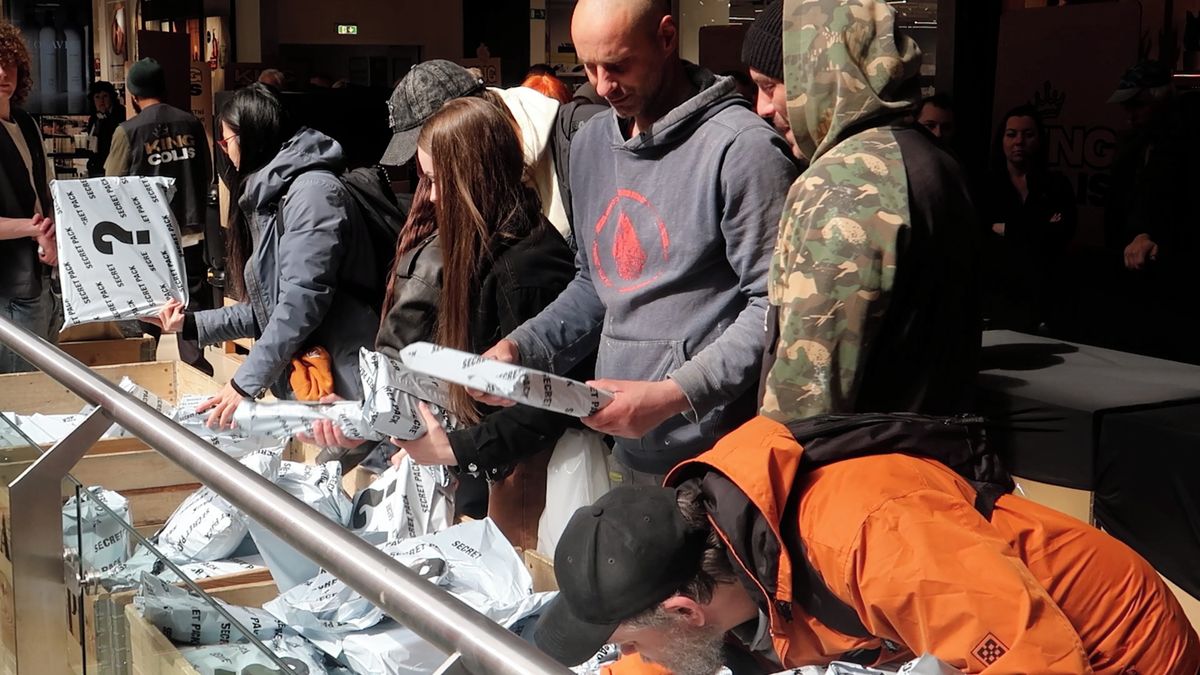 Tablet i přetržená vánoční světýlka. Plzeňané stáli frontu na tajemné balíčky