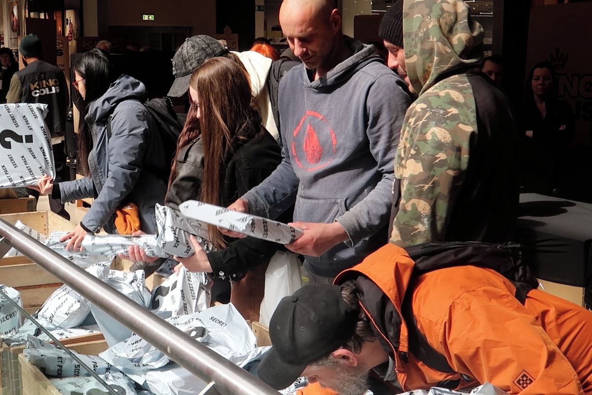 Tablet i přetržená vánoční světýlka. Plzeňané stáli frontu na tajemné balíčky