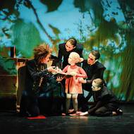 Multimediální inscenace propojuje filmové projekce s komiksem a velkorozměrnými i realistickými loutkami. Radim Vizváry (Baron Prášil), Inga Zotova-Mikshina, Dalibor Lekeš a Markéta Vajdová 