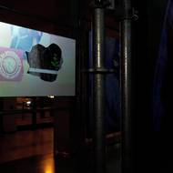 Instalace Landform v pražském Mánesu pracuje s celými billboardy, ze kterých umělec vyřízl charakteristické otvory.