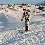 Lyžař na hoře Quassussuaq (Lille Malene)