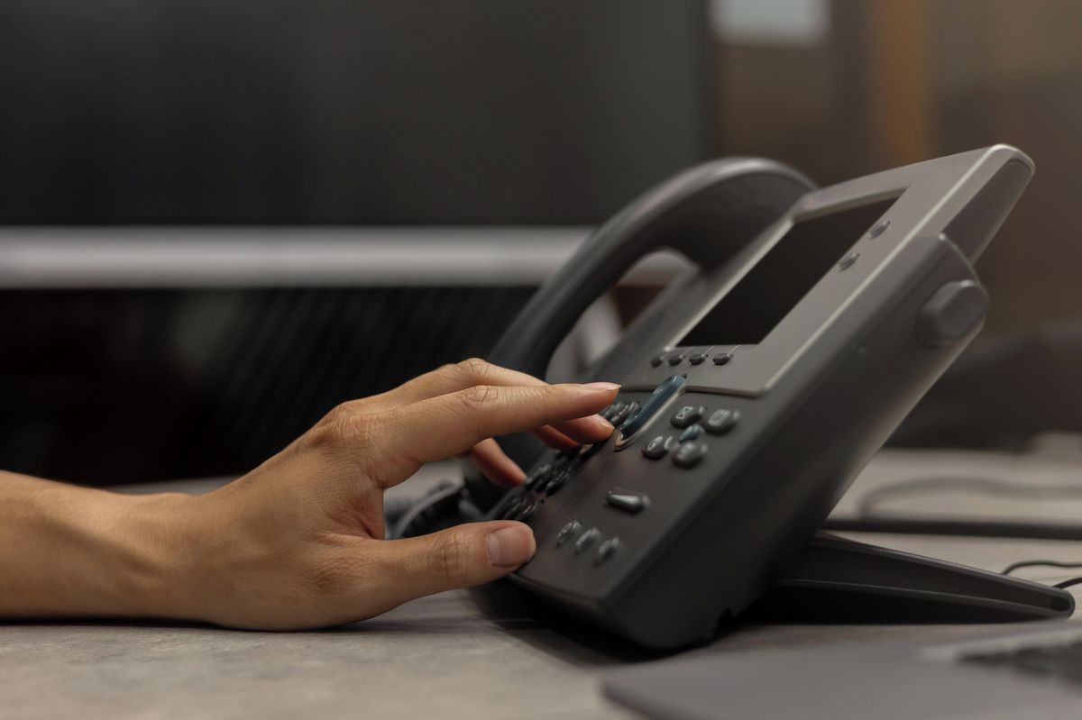 Telefonní automat na úřadě nabízel komunikaci ve španělštině, místo toho ji jen parodoval přízvukem