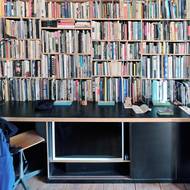 Pokud jde o pracovnu majitelem, ta je zařízena velmi soudobým stylem. Jejím hlavním prvkem je příjemně rozměrná knihovna.