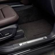 Ford Explorer pro Lva XIV. dostal řadu unikátních dekorů, jako je například silueta Chicaga a Baziliky svatého Petra na prazích dveří.