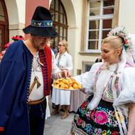K tradičním krojům nemohlo chybět tradiční pohoštění. 