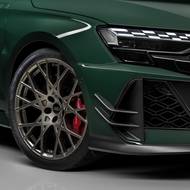 Specialitou jsou zlatě lakovaná kola či křidélka na nárazníku.