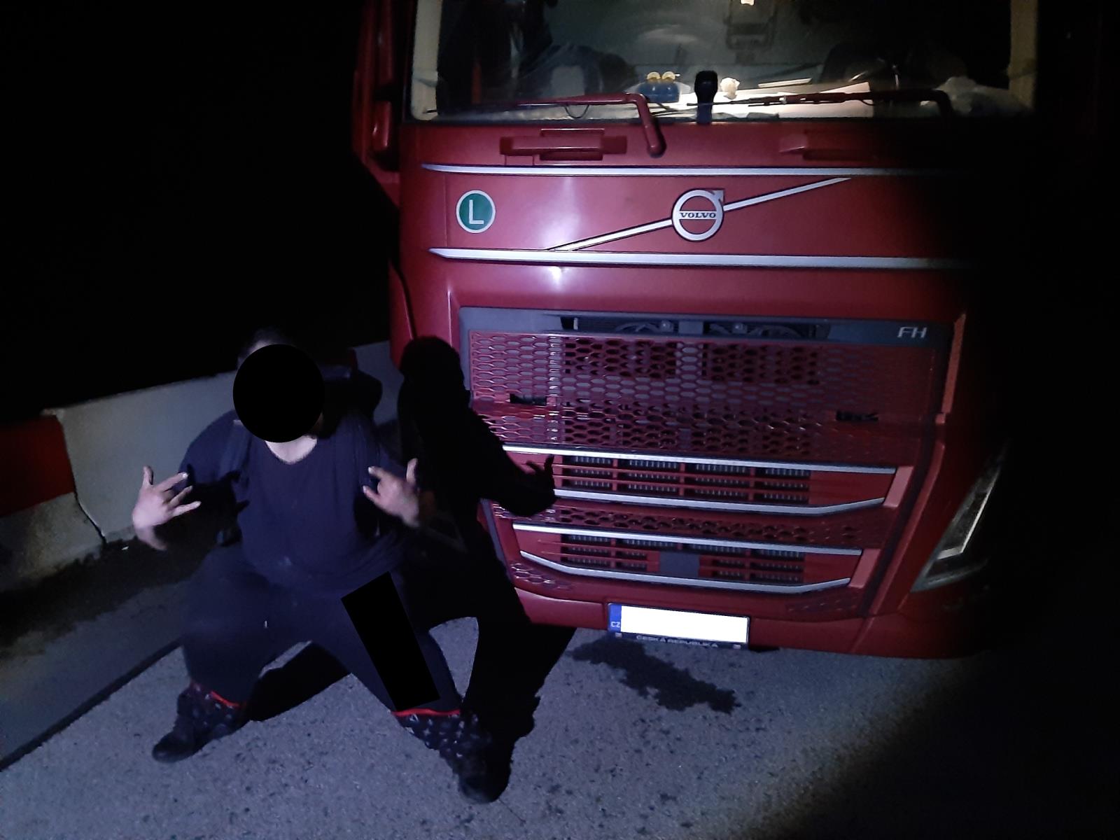 Tài xế xe tải trong chuyến đi qua cả nước đã uống hai chai rượu rum