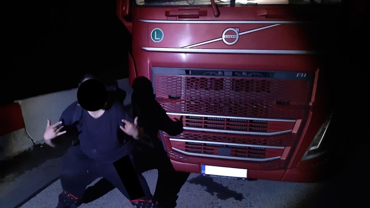 Řidič kamionu během jízdy napříč republikou vypil dvě lahve rumu