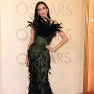 Demi Moore a její dramatické šaty s peřím Gucci