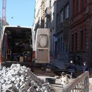 Ulice Dobrovského před poškozenými domy