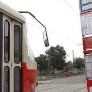 Červené sloupky známé z pražských zastávek mají časem ustoupit novému tmavému provedení.