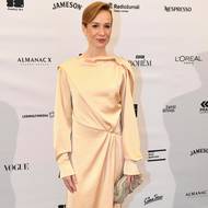 Slovenská herečka Táňa Pauhofová působila velmi jemně v lesklých šatech slovenské značky Nehera, která oblékla také hostesky letošního 33. ročníku cen Český lev.  