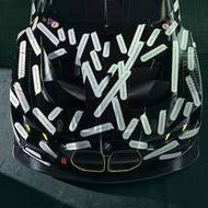 Karoserii zdobí komentáře fanoušků ze sociálních sítí.