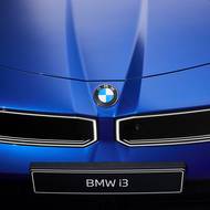 Design navazuje na historické modely, včetně skloněné masky. Nové jsou také tvary ledvinek, vytvářené LED osvětlením namísto chromu.