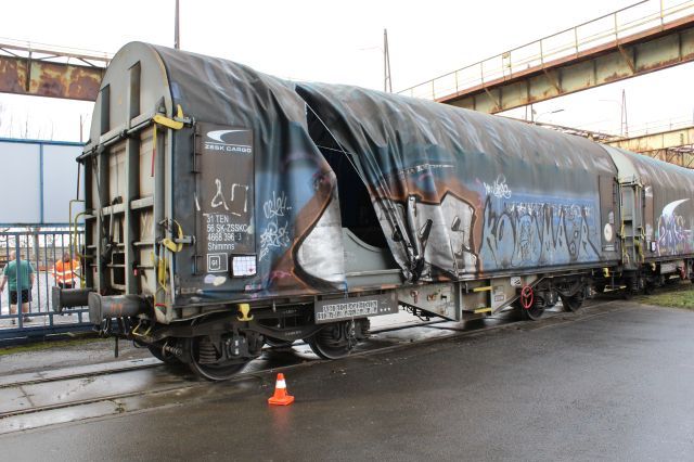 Opilý řidič nákladního auta narazil v Přerově do jedoucího vlaku