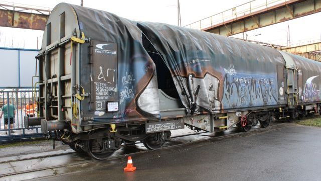 Opilý řidič nákladního auta narazil v Přerově do jedoucího vlaku