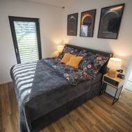 V předchozím domě měli obrovskou ložnici a bylo to zbytečné. Tady řešili i kapsové dveře, aby se vešly skříně, ale nakonec mají skříně z obou stran.