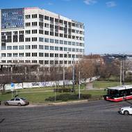 Centrum Nová Palmovka. Nejdřív tu měla být radnice, pak se hledalo další využití. Nedostavěný skelet chátrá už přes deset let a nyní se vedou další spory o zakázku na jeho dokončení. 