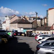 Hrabalovu zeď v ulici Na Hrázi skoro nemáte šanci vidět. Je obestavěná auty na placeném parkovišti. 