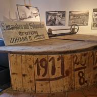 Na výstavě je vystavena řada písemných a foto dokumentů, ale také trojrozměrné předměty.