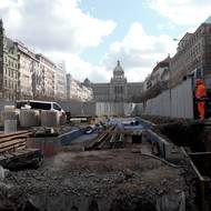 Kolejové těleso se rýsuje na náměstí už na třech místech. 