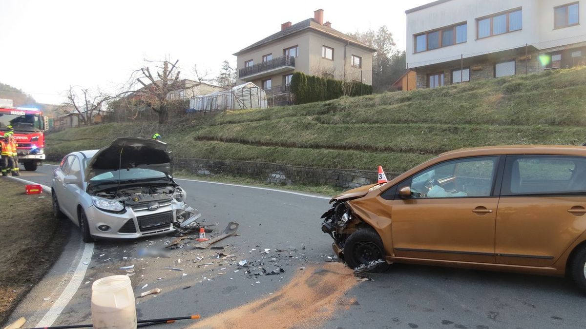 Mladá řidička na Šumpersku narazila do protijedoucího auta. Dva zranění