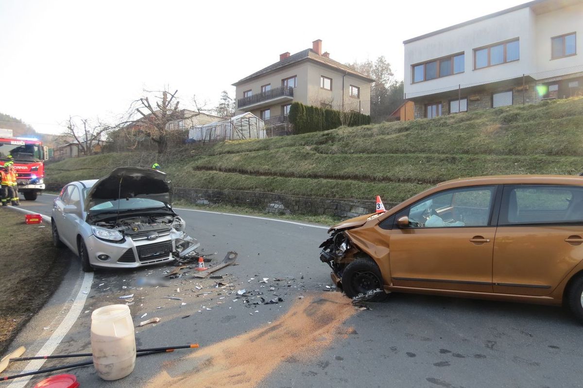 Mladá řidička na Šumpersku narazila do protijedoucího auta. Dva zranění