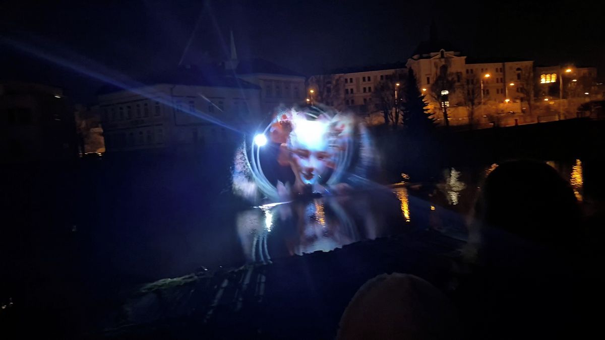 FOTO: Tisíce lidí v ulicích Plzně. Ohromil je festival světla