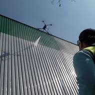 Operátor řídí stroj podle živého obrazu z kamery a zaměřuje se na nejvíce znečištěná místa.