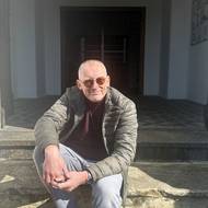 Roland Solloch je farářem starokatolické obce ve Varnsdorfu od roku 2002. Je také radním města a na radnici už působil i v roli starosty i místostarosty města. Pochází z Polska a vedle polského má i německé a české občanství. 